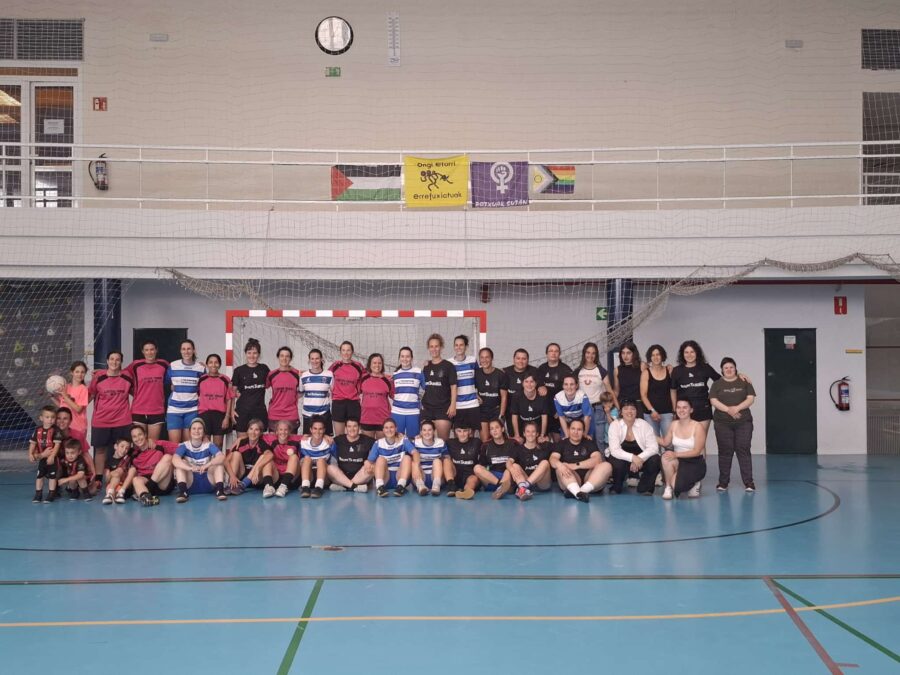 Paskualitak eta Amuma Makurrak taldeak areto futbolean jokatzen