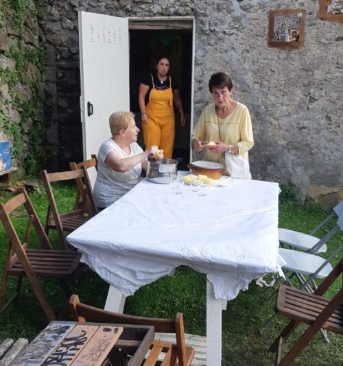 Patata Eguna ospatu dute Usotegi herritarren ortuan.