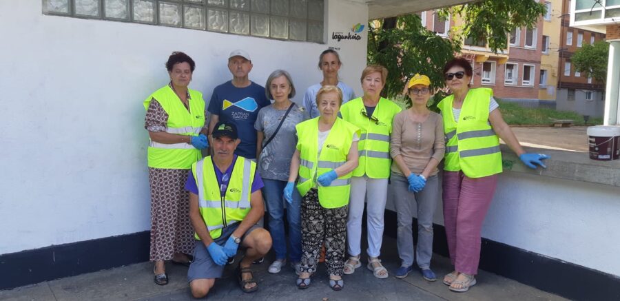 Plaza Beltzeko hormak berpintatu ditu Lekeitio Lagunkoiak