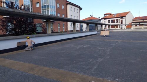 Plaza Beltzeko hormak berpintatu ditu Lekeitio Lagunkoiak