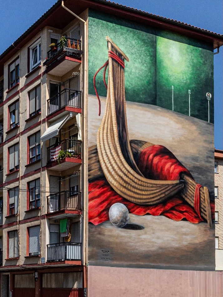 Mikele Irazustak Euskal Diasporaren Egunaren harira Markina-Xemeinen egindako murala.