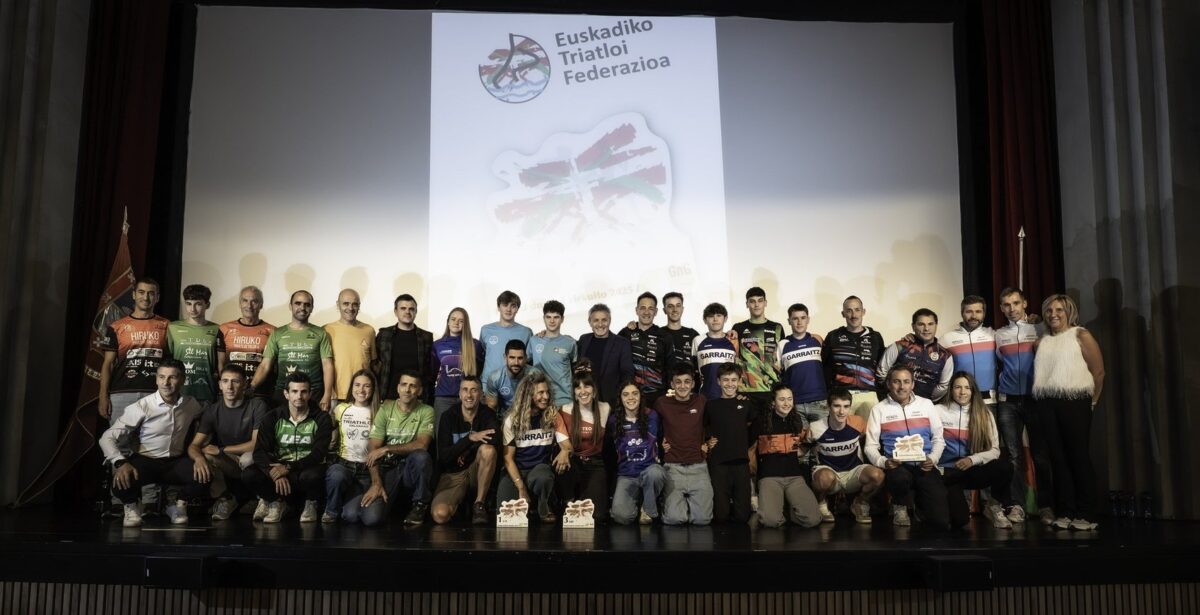 Euskadiko Triatloi Zirkuituko sarituak. Tartean, Amandarri, Garraitz eta Alarabi.