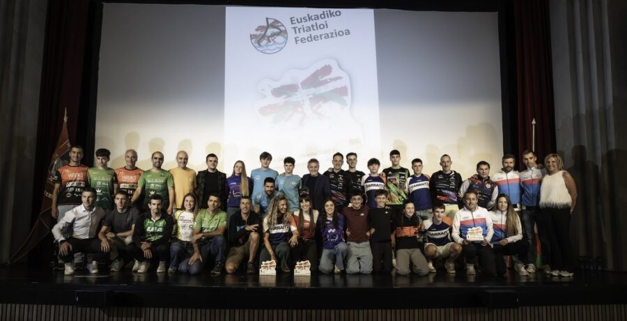 Euskadiko Triatloi Zirkuituko sarituak. Tartean, Amandarri, Garraitz eta Alarabi.