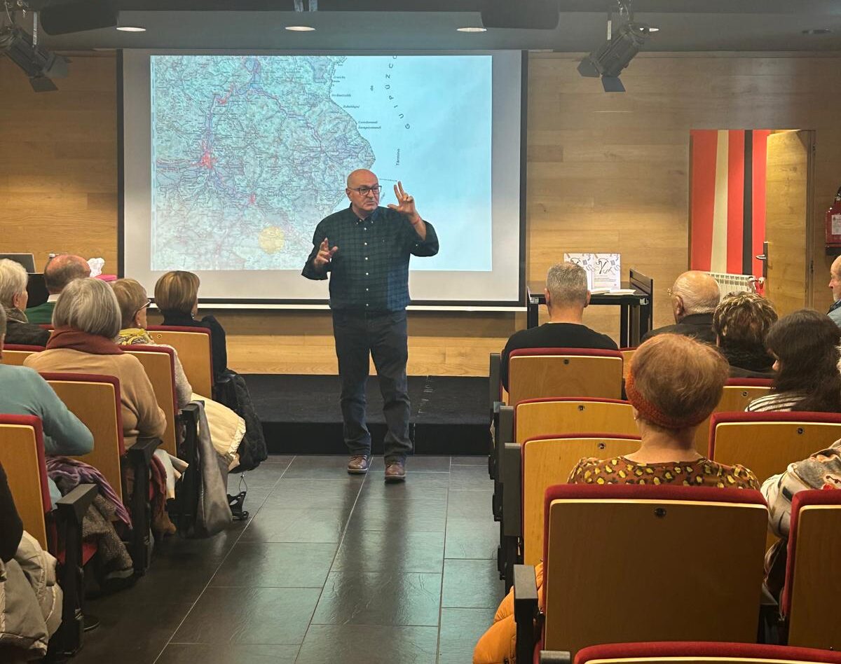 Kultur aretoa bete da Gotzon Lobera euskaltzain urgazlearen liburuaren aurkezpenean