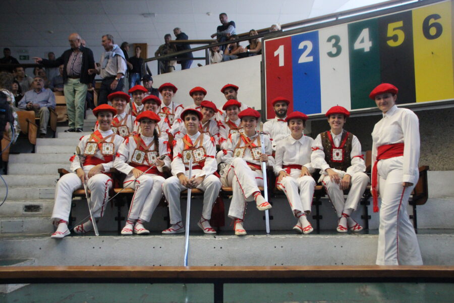 Zerutxu Dantza Taldeko kideetako batzuk, Euskal Diasporaren Egunean Markina-Xemeingo Uni frontoian