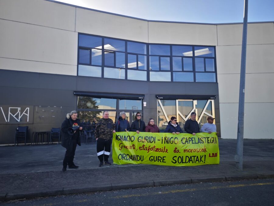 Quincoces gozotegiko langileek elkarretaratzea egin dute Iurretan.