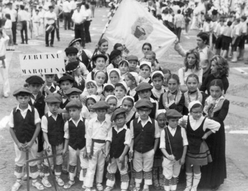 Zerutxu Dantza Taldearen argazki zaharrak.