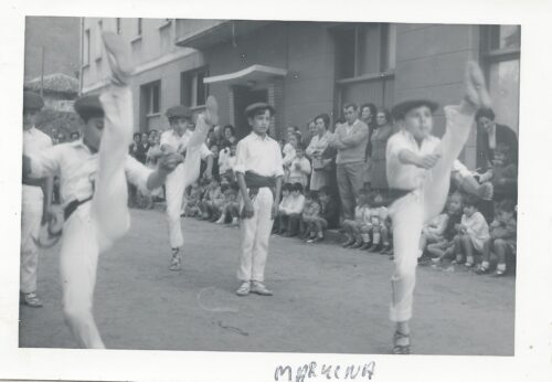 Zerutxu Dantza Taldearen argazki zaharrak.