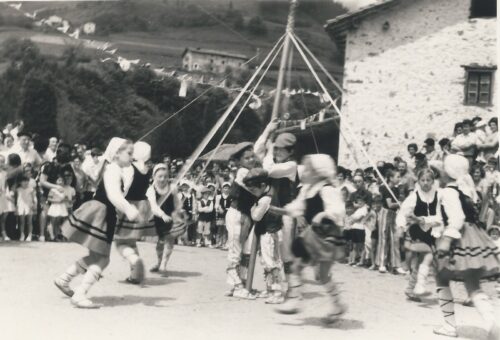 Zerutxu Dantza Taldearen argazki zaharrak.