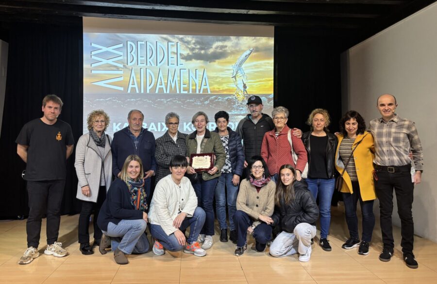 24. Berdel Aipamena Mutrikun. Kalbaixoko Kristo Deunaren kofradiak jaso du aipamena.