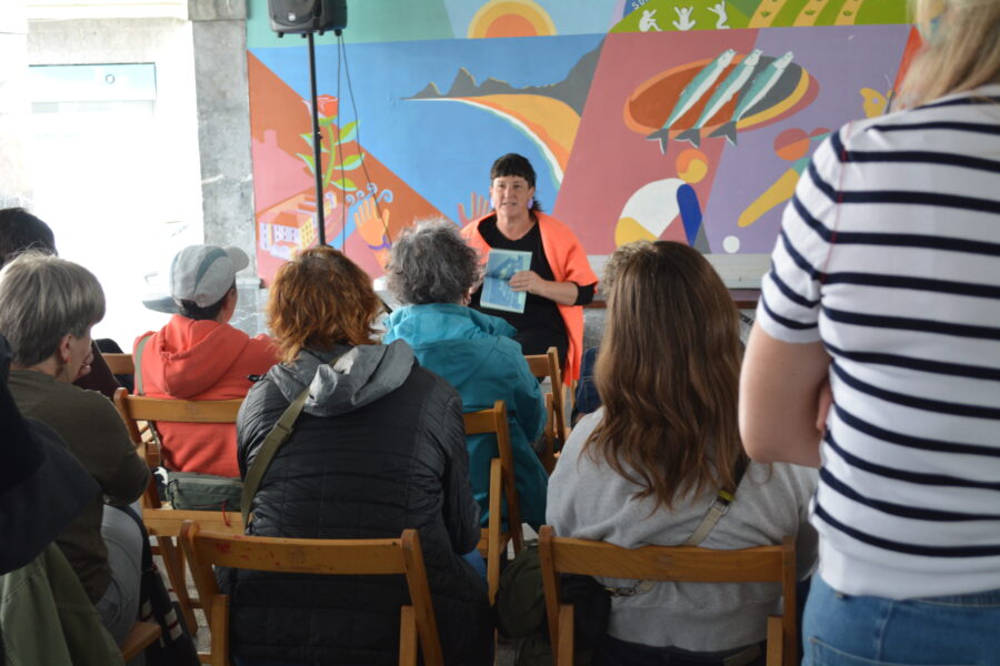 Onintza Enbeitaren 'Bizitza baten txatalak' liburuaren aurkezpena Mutrikun