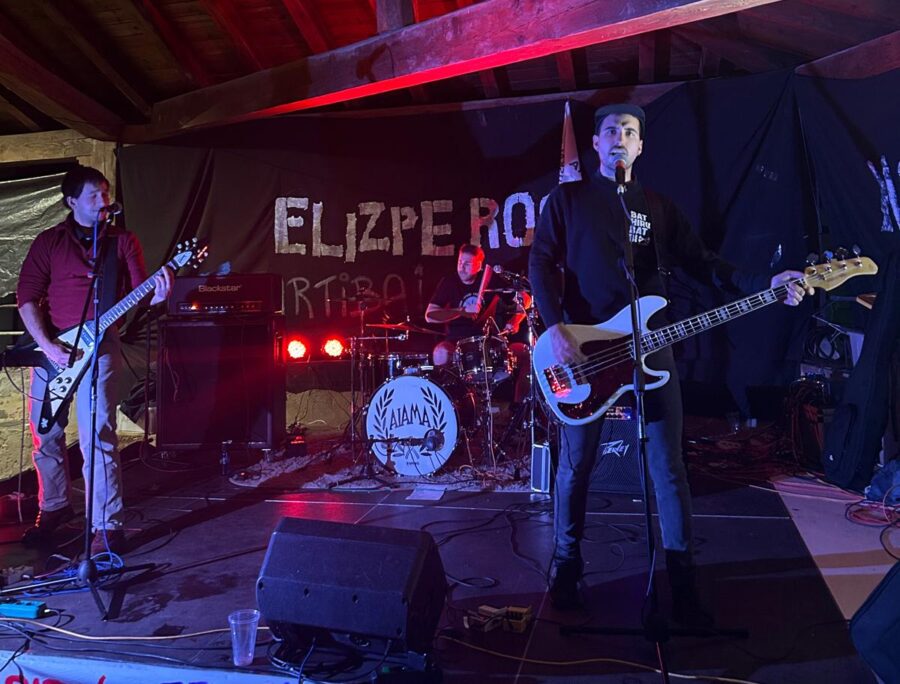 Musikarial Elizpe Rock jaialdiko oholtzan
