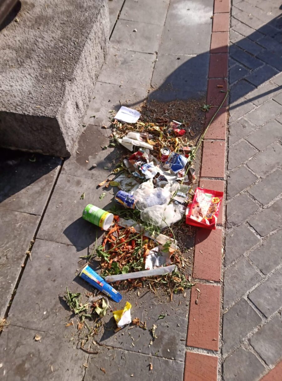 Munitibarko kale bat, zikinez beteta.