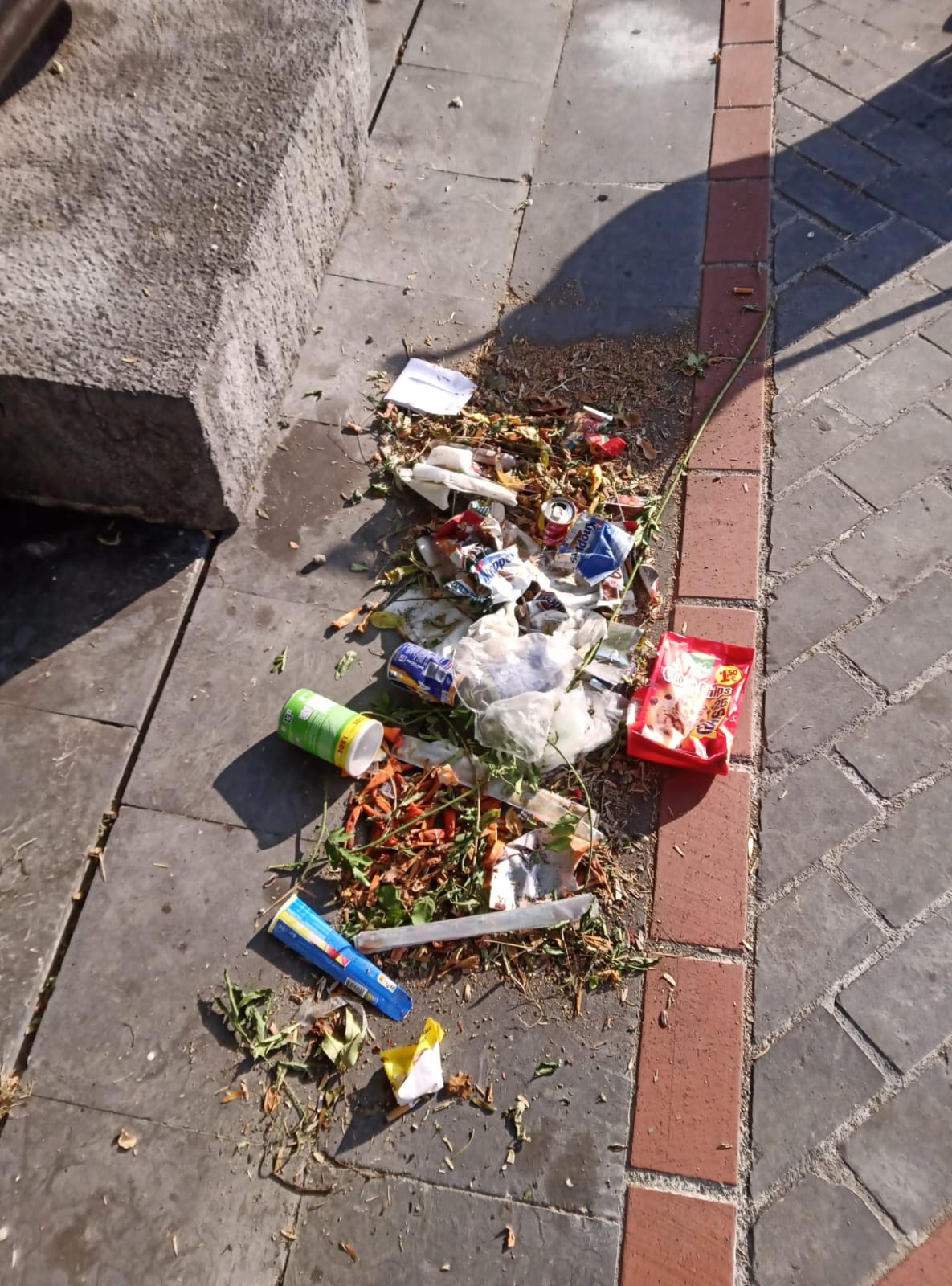 Munitibarko kale bat, zikinez beteta.