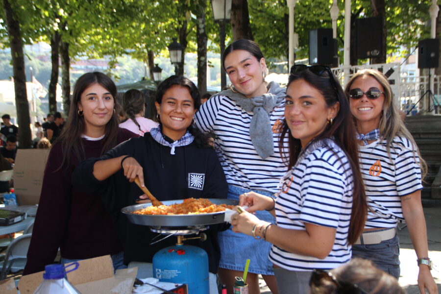 San Antolin jaiak. Kuadrila bat paella prestatzen