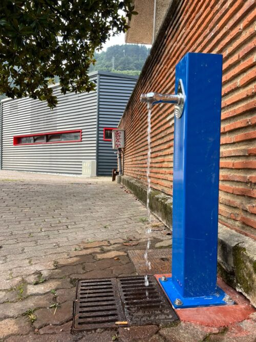Zaldupe kiroldegiko horman jarri duten iturri berria.