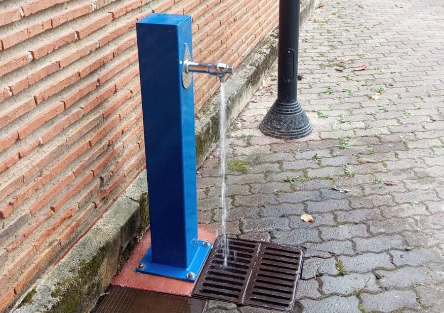 Zaldupe kiroldegiko horman jarri duten iturri berria.
