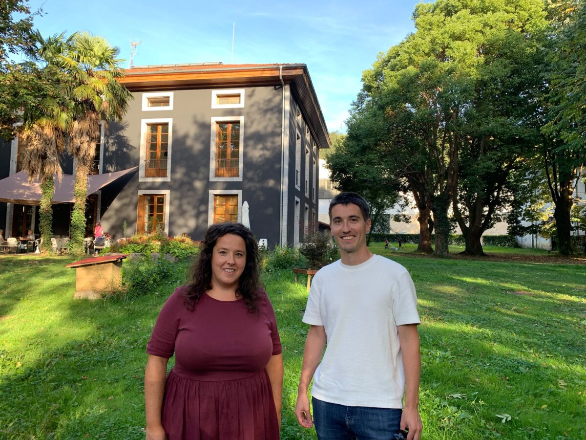 Nerea Unanua eta Oier Onaindia Uhagon kulturguneko zuzendaritzako kideak.