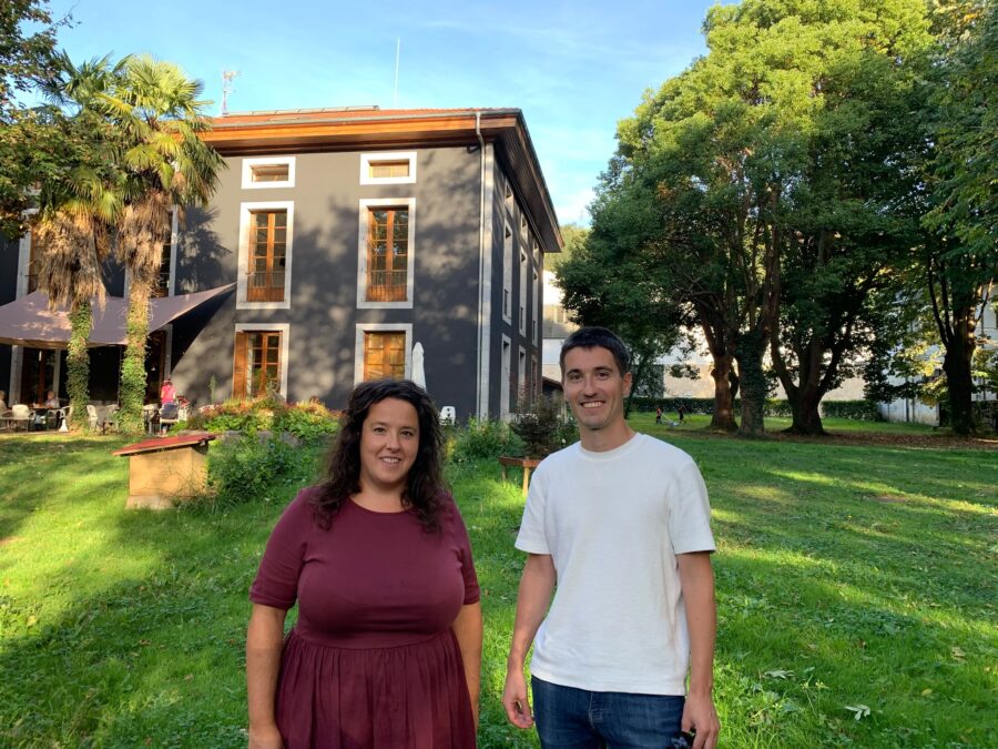 Nerea Unanua eta Oier Onaindia Uhagon kulturguneko zuzendaritzako kideak.